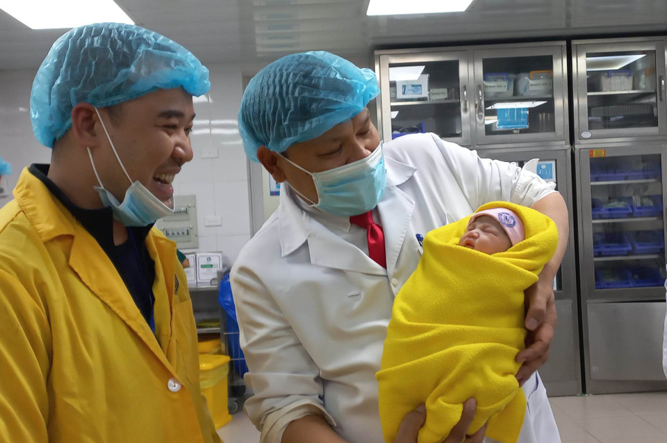 Công dân nhí đầu tiên tại Bệnh viện Phụ sản Trung ương cất tiếng khóc chào đời trong niềm hạnh phúc của gia đình và các y bác sỹ. (Ảnh: T.G/Vietnam+)