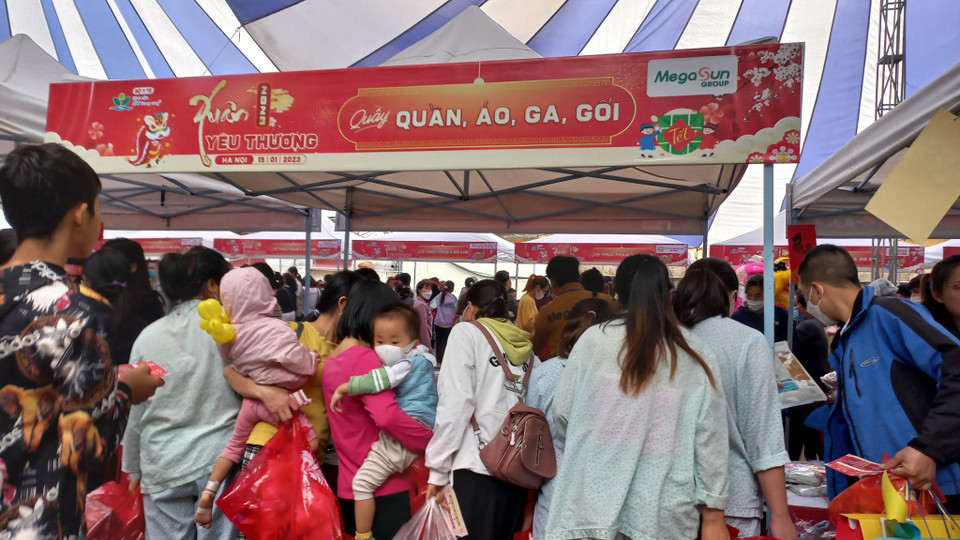 Quầy tặng quần áo/chăn/ga/gối. (Ảnh: T.G/Vietnam+)