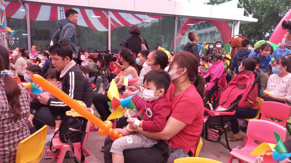 Các bé hào hứng xem ca nhạc. (Ảnh: T.G/Vietnam+)