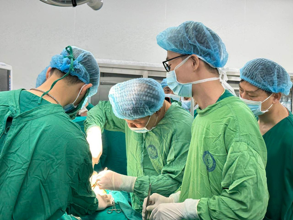 Các bác sỹ thực hiện ca phẫu thuật sinh mổ. (Ảnh: PV/Vietnam+)