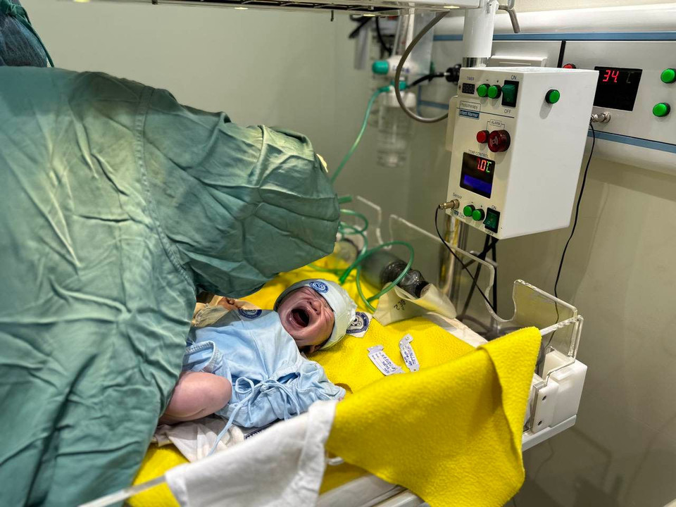 Bé trai sinh mổ, nặng 3,1kg. (Ảnh: T.G/Vietnam+)