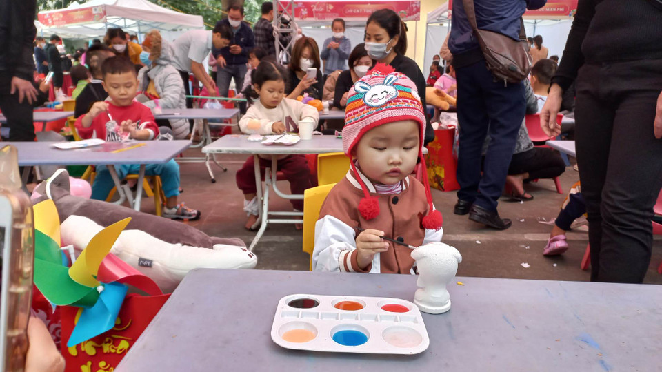 Ngày 15/1, Bệnh viện Nhi Trung ương và các nhà tài trợ tổ chức chương trình “Xuân yêu thương" cho 2.000 bệnh nhân nhi đang điều trị tại bệnh viện. (Ảnh: T.G/Vietnam+)