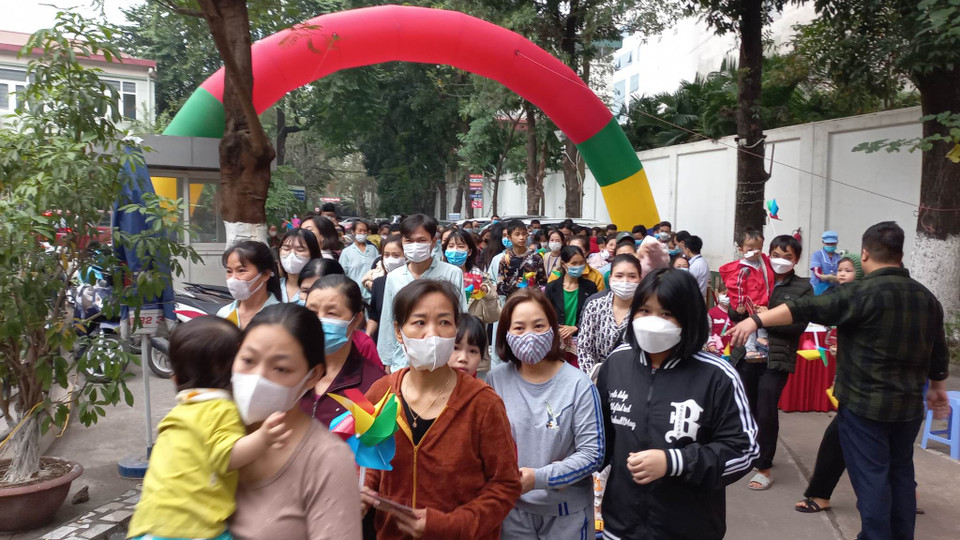 Hàng nghìn gia đình bệnh nhân nhi tới Chương trình để nhận các phần quà. (Ảnh: T.G/Vietnam+)