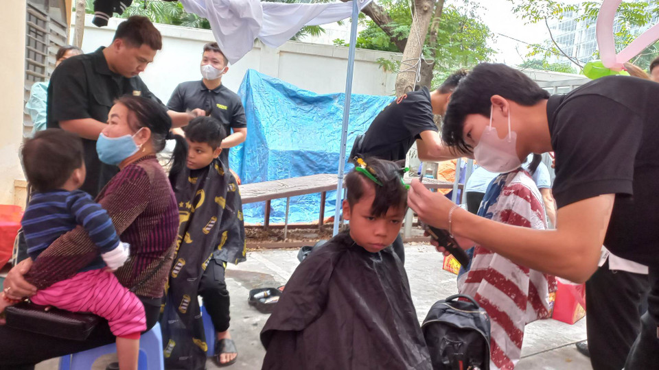 Cắt tóc miễn phí cho các bệnh nhân. (Ảnh: T.G/Vietnam+)