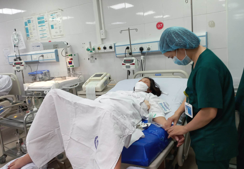 Các y bác sỹ chăm sóc, theo dõi sức khoẻ cho sản phụ. (Ảnh: T.G/Vietnam+)