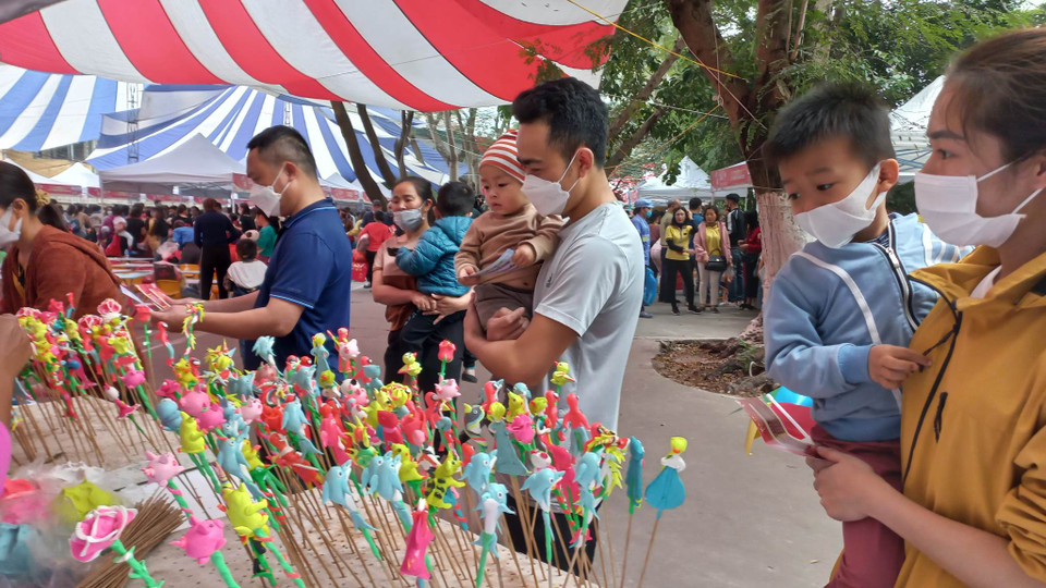 Quầy tò he tặng các bé. (Ảnh: T.G/Vietnam+)
