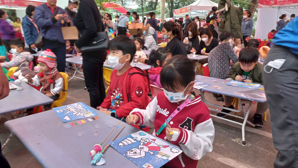 Các bé hào hứng vẽ tranh cát. (Ảnh: T.G/Vietnam+)