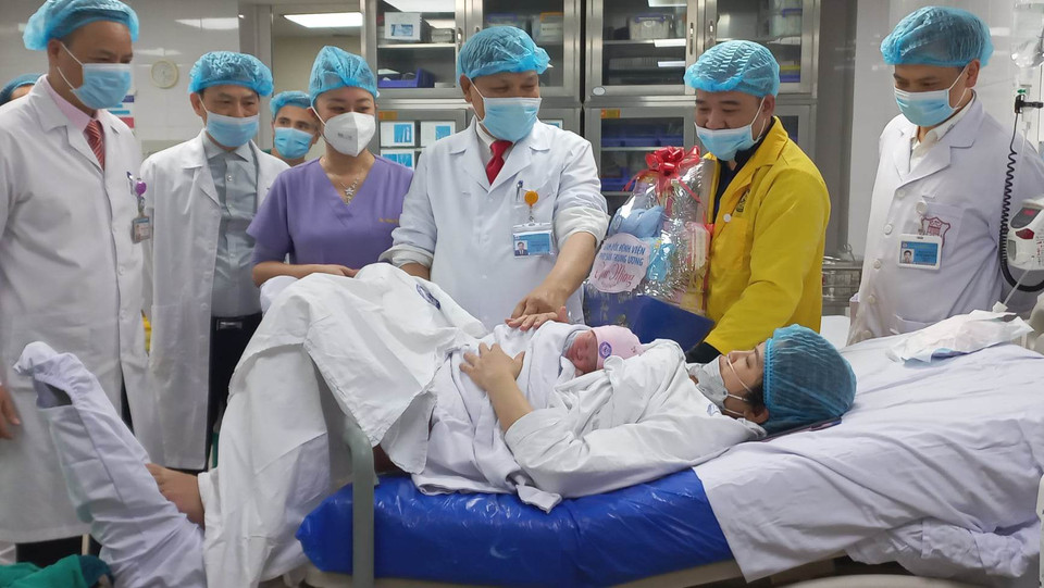  “Công dân nhí" đầu tiên của bệnh viện được nhân viên y tế đặt trên ngực mẹ với phương pháp da kề da. (Ảnh: T.G/Vietnam+) @font-face {font-family:"Cambria Math"; panose-1:2 4 5 3 5 4 6 3 2 4; mso-font-charset:0; mso-generic-font-family:roman; mso-font-pitch:variable; mso-font-signature:-536870145 1107305727 0 0 415 0;}p.MsoNormal, li.MsoNormal, div.MsoNormal {mso-style-unhide:no; mso-style-qformat:yes; mso-style-parent:""; margin:0cm; mso-pagination:widow-orphan; font-size:12.0pt; font-family:"Times New Roman",serif; mso-fareast-font-family:"Times New Roman";}.MsoChpDefault {mso-style-type:export-only; mso-default-props:yes; font-family:"Calibri",sans-serif; mso-ascii-font-family:Calibri; mso-ascii-theme-font:minor-latin; mso-fareast-font-family:Calibri; mso-fareast-theme-font:minor-latin; mso-hansi-font-family:Calibri; mso-hansi-theme-font:minor-latin; mso-bidi-font-family:"Times New Roman"; mso-bidi-theme-font:minor-bidi;}div.WordSection1 {page:WordSection