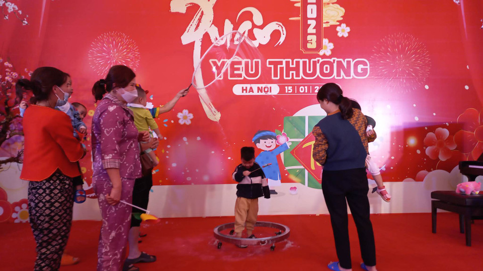 Các bé tham gia các tiết mục xiếc nghệ thuật. (Ảnh: T.G/Vietnam+)