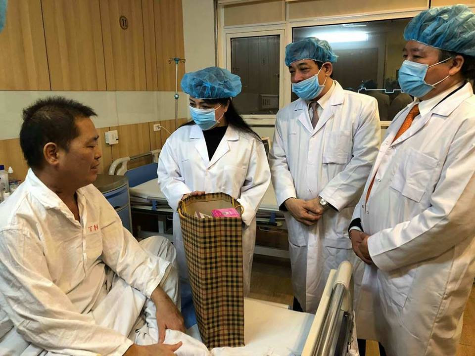 Tặng quà cho bệnh nhân mới ghép thận. (Ảnh: TG/Vietnam+)