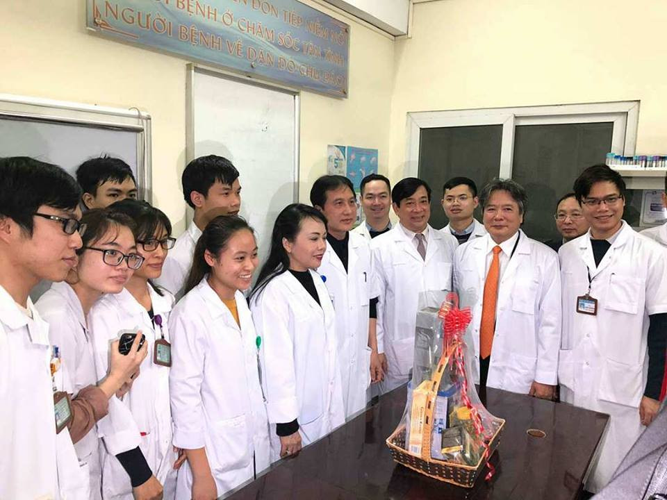 Bộ trưởng Bộ Y tế chúc Tết y bác sỹ Bệnh viện Việt Đức. (Ảnh: TG/Vietnam+)
