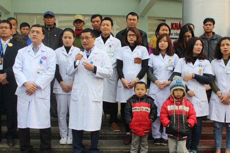 Bác sỹ Bệnh viện K chúc người bệnh về ăn Tết an toàn và yên vui. (Ảnh: PV/Vietnam+)