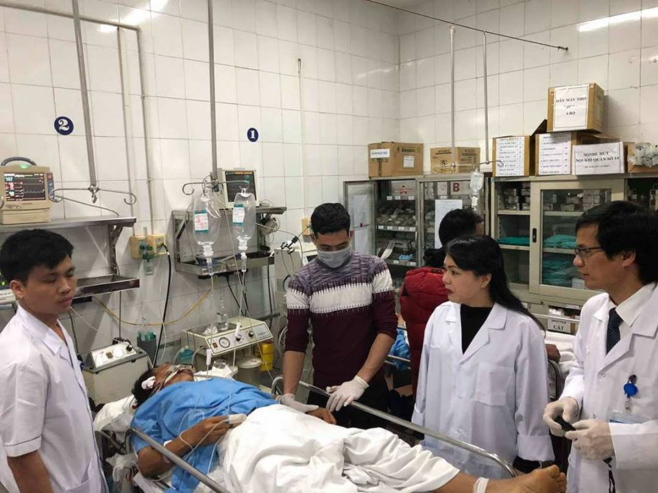 Bộ trưởng Bộ Y tế thăm bệnh nhân tại Khoa cấp cứu. (Ảnh: TG/Vietnam+)