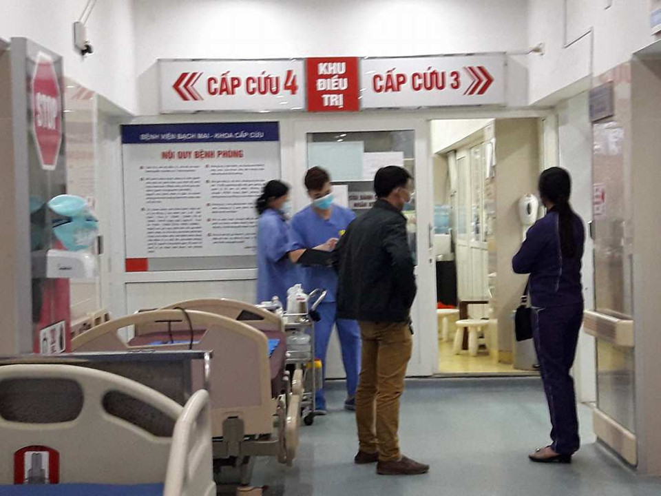 Người nhà bệnh nhân chờ bên ngoài. (Ảnh: T.G/Vietnam+)