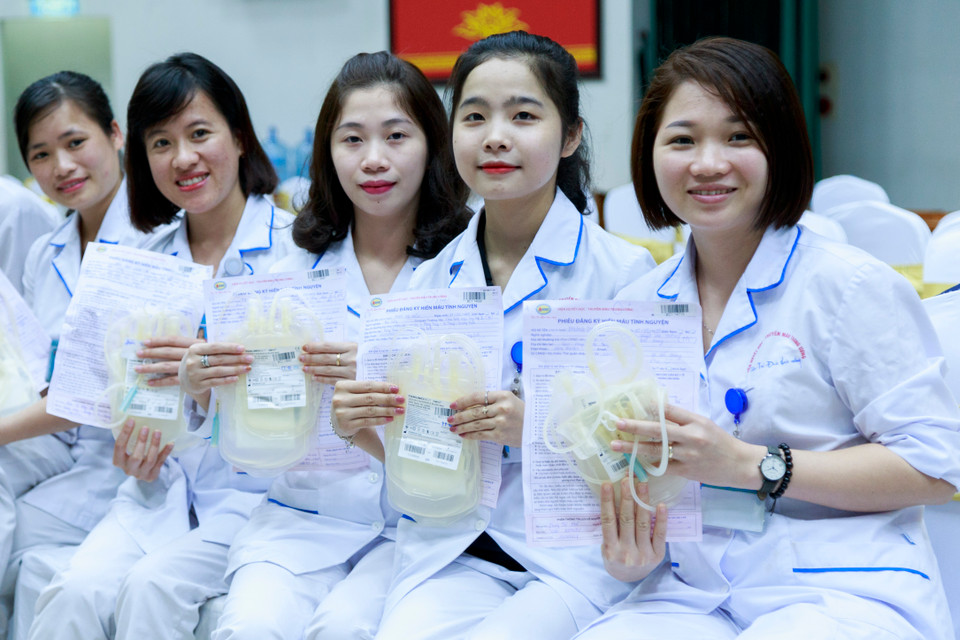 Nhân viên y tế tham gia hoạt động hiến máu đầu năm. (Ảnh: PV/Vietnam+)