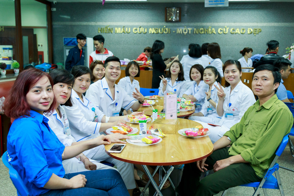 Các cán bộ của Viện Huyết học-Truyền máu Trung ương sau khi hiến máu nhân đạo. (Ảnh: PV/Vietnam+)