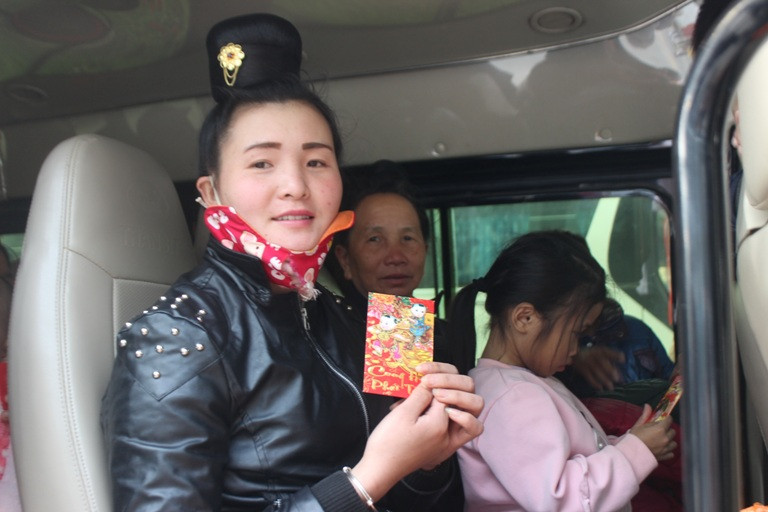 Bệnh nhân trên chuyến xe về quê ăn Tết. (Ảnh: PV/Vietnam+)