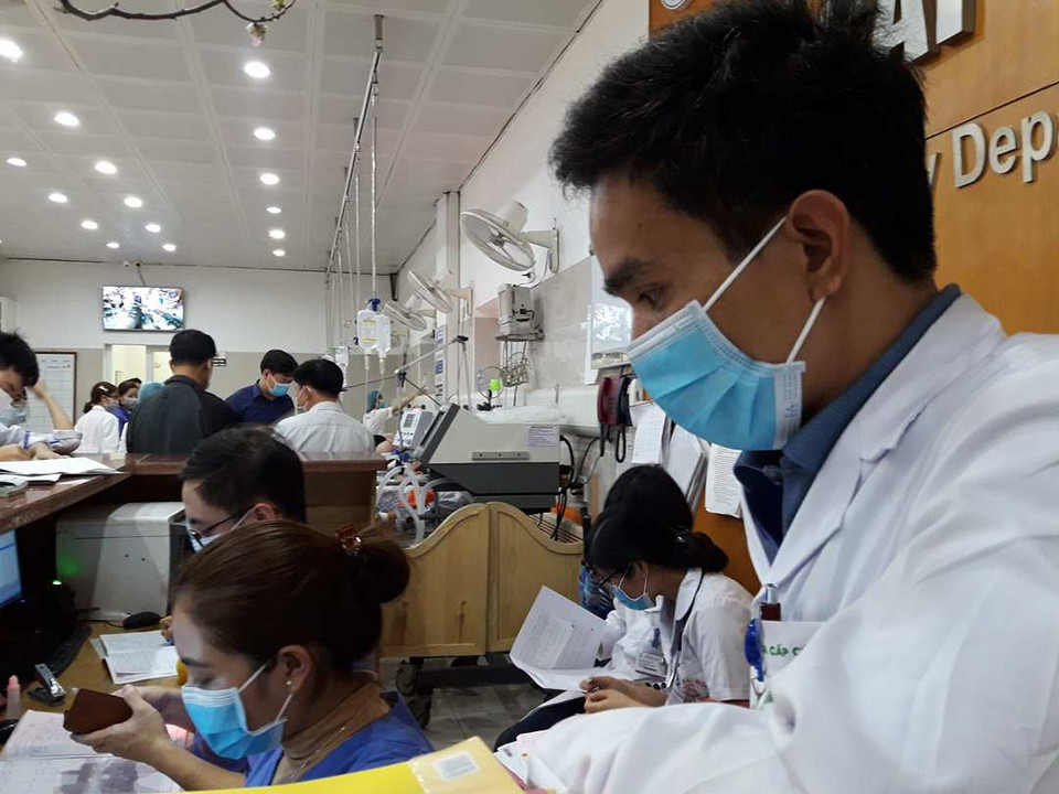 Các bác sỹ trực cấp cứu. (Ảnh: T.G/Vietnam+)