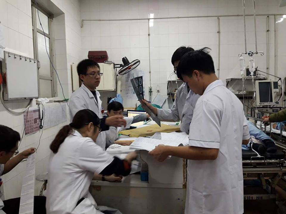 Các y bác sỹ căng mình làm việc trong đêm giao thừa. (Ảnh: T.G/Vietnam+)