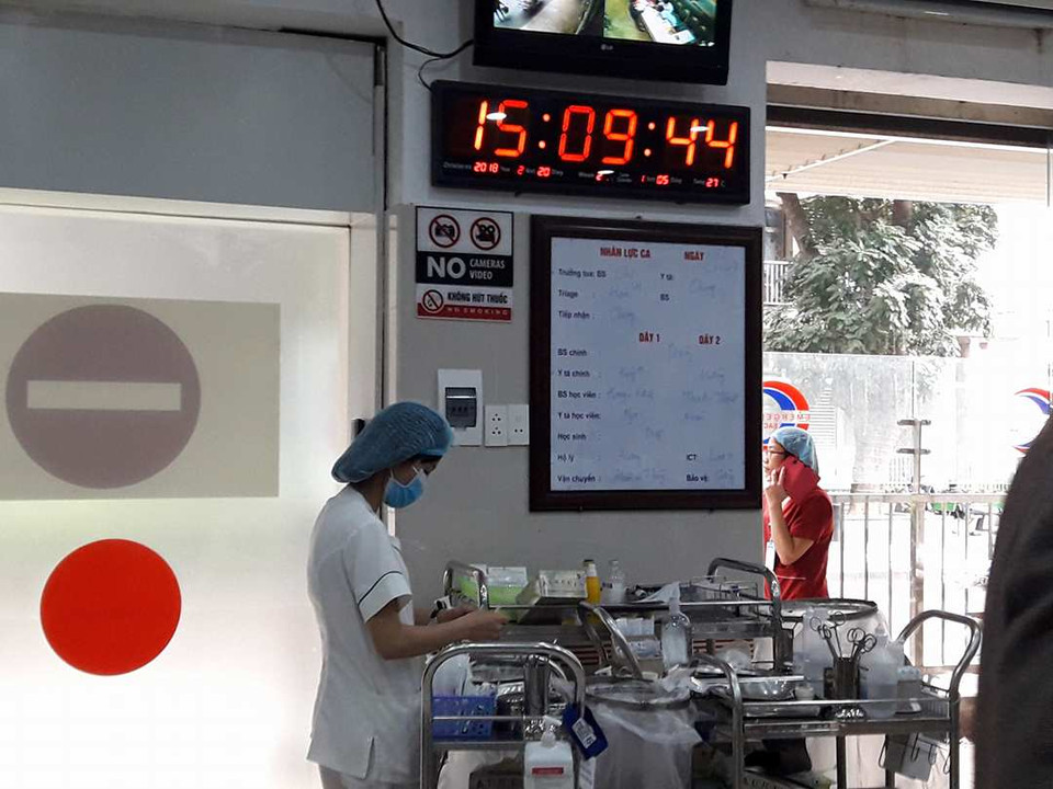  Mỗi tua trực 8-12 giờ có tới 34 nhân viên y tế làm việc. (Ảnh: T.G/Vietnam+)