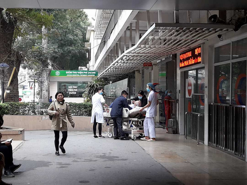 Bệnh nhân liên tục được chuyển tới cấp cứu. (Ảnh: T.G/Vietnam+)