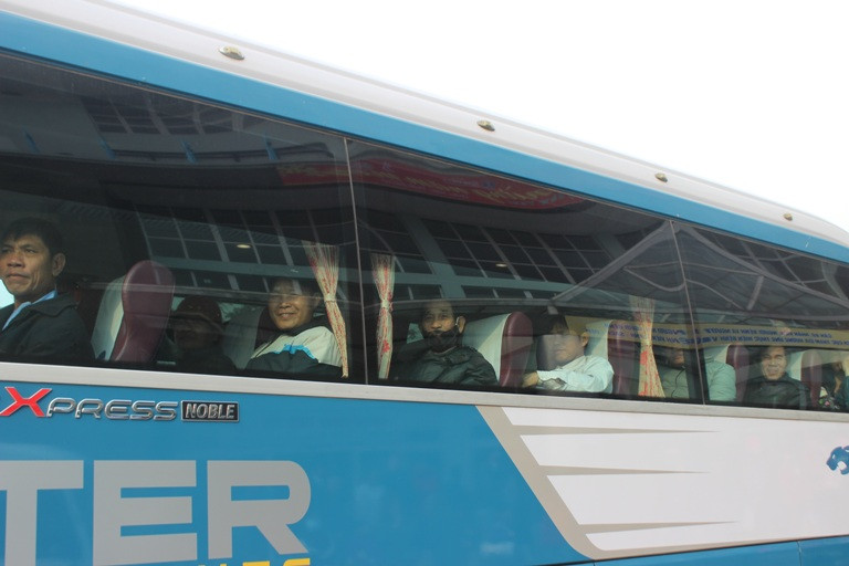 Chuyến xe nghĩa tình chở những người bệnh ung thư và người thân về quê ăn Tết. (Ảnh: PV/Vietnam+)