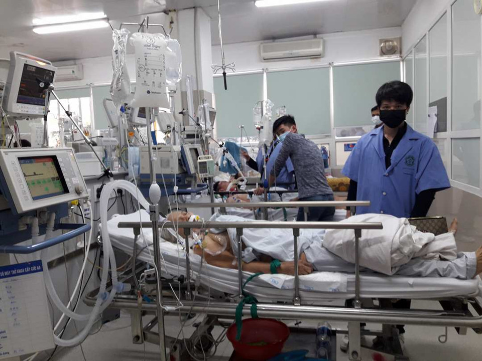 Bệnh nhân kín hết các cáng và giường bệnh. (Ảnh: T.G/Vietnam+)