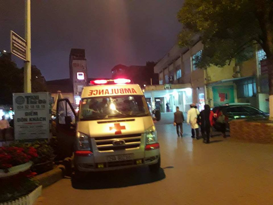 Những chiếc xe cấp cứu chở bệnh nhân vẫn hoạt động xuyên đêm giao thừa. (Ảnh: TG/Vietnam+)