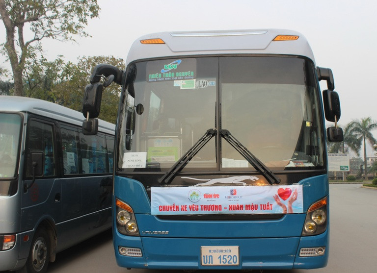 22 chuyến xe ôtô 45 chỗ miễn phí đi các tỉnh, thành đưa người bệnh về quê. (Ảnh: PV/Vietnam+)