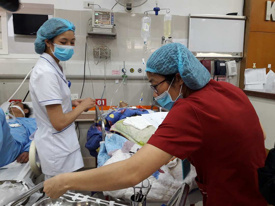 Các bác sỹ và nhân viên y tế xử lý cấp cứu, điều trị cho bệnh nhân liên tục. (Ảnh: T.G/Vietnam+)