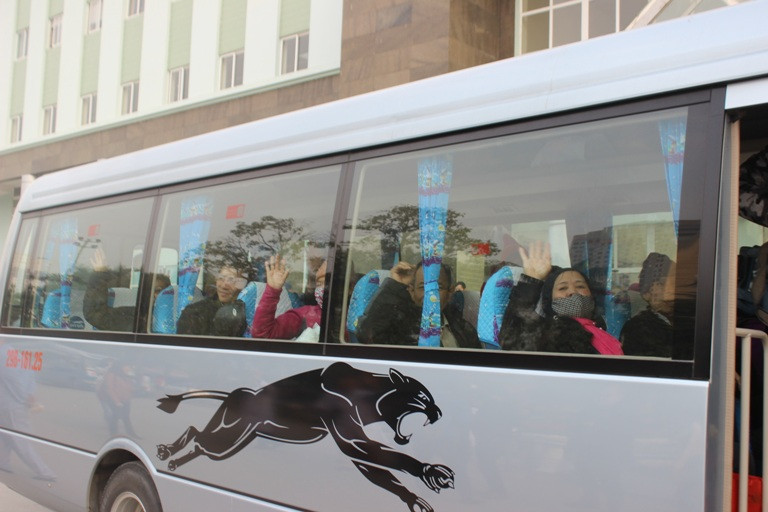 'Chuyến xe yêu thương' đưa người bệnh về quê đón Tết. (Ảnh: PV/Vietnam+)