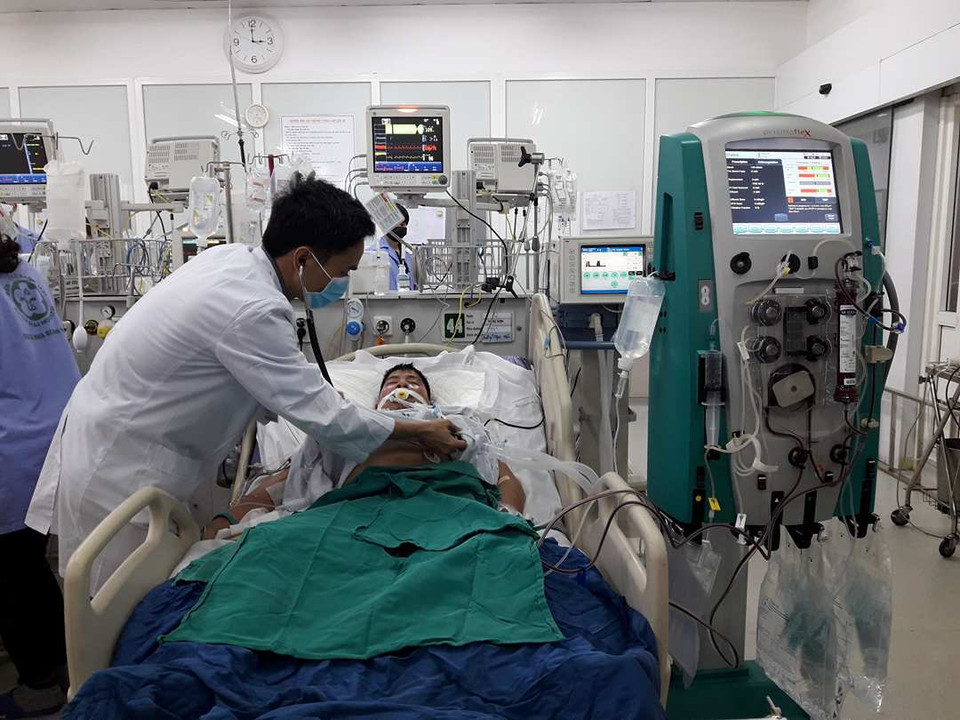 Bác sỹ kiểm tra tình trạng cho một bệnh nhân nặng. (Ảnh: T.G/Vietnam+)