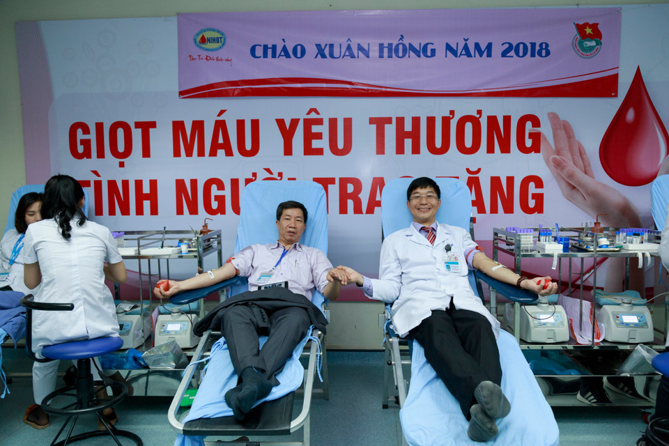 Hiến máu đầu năm đã trở thành thông lệ của nhiều nhân viên y tế. (Ảnh: PV/Vietnam+)