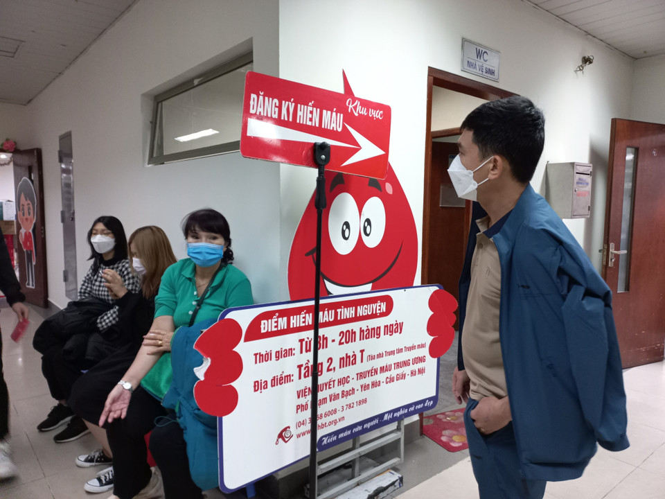 Những bảng chỉ dẫn người dân tới hiến máu. (Ảnh: PV/Vietnam+)