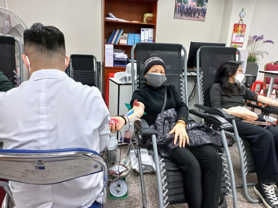 Rất nhiều người dân đã tới tham gia hiến máu tình nguyện dịp đầu năm. (Ảnh: PV/Vietnam+)