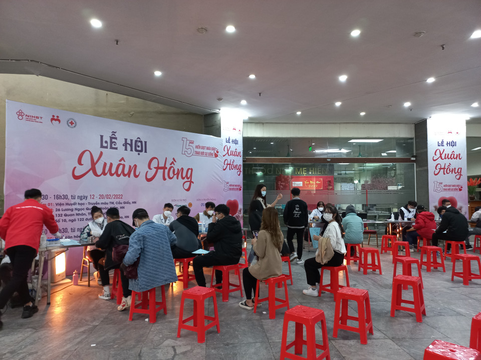 Những chiếc ghế được xếp để giãn cách trong bối cảnh của dịch COVID-19. (Ảnh: PV/Vietnam+)