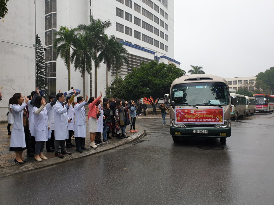 Nhân viên y tế tiễn các bệnh nhân về quê ăn Tết vui vẻ. (Ảnh: PV/Vietnam+)
