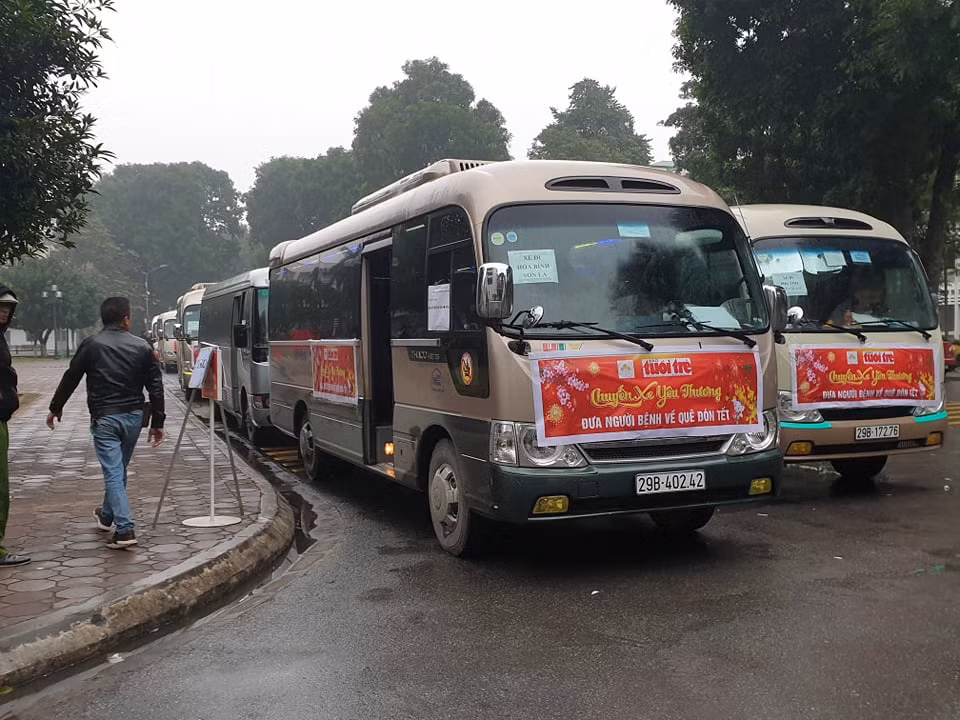  Chuyến xe yêu thương với mong muốn chia sẻ, giúp đỡ người bệnh có hoàn cảnh khó khăn. (Ảnh: PV/Vietnam+)