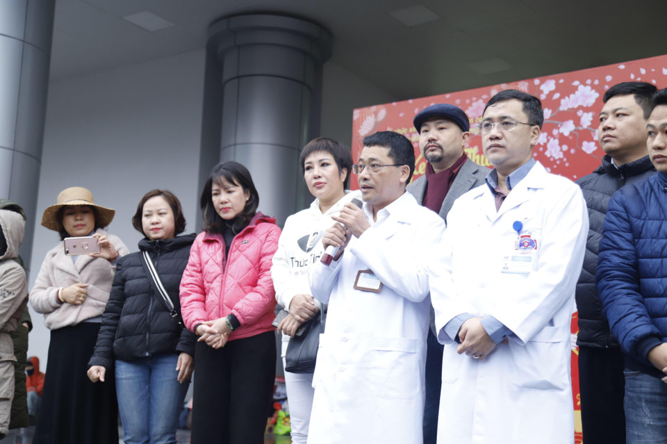 Lãnh đạo Bệnh viện K gửi lời chúc Tết và tặng quà tới các bệnh nhân. (Ảnh: PV/Vietnam+)