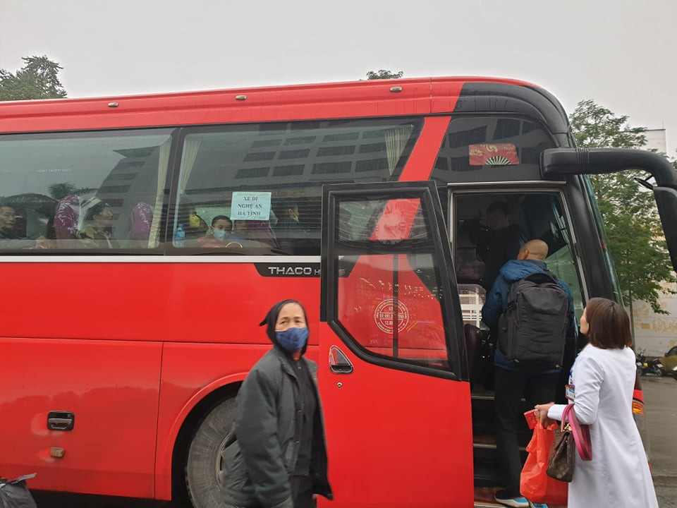  Ngày 18/1, Bệnh viện K phối hợp cùng Quỹ Hỗ trợ bệnh nhân ung thư ngày mai tươi sáng và báo Tuổi trẻ tổ chức chương trình 'Chuyến xe yêu thương' đưa người bệnh đang điều trị tại nhiều bệnh viện về quê đón Tết. (Ảnh: PV/Vietnam+)