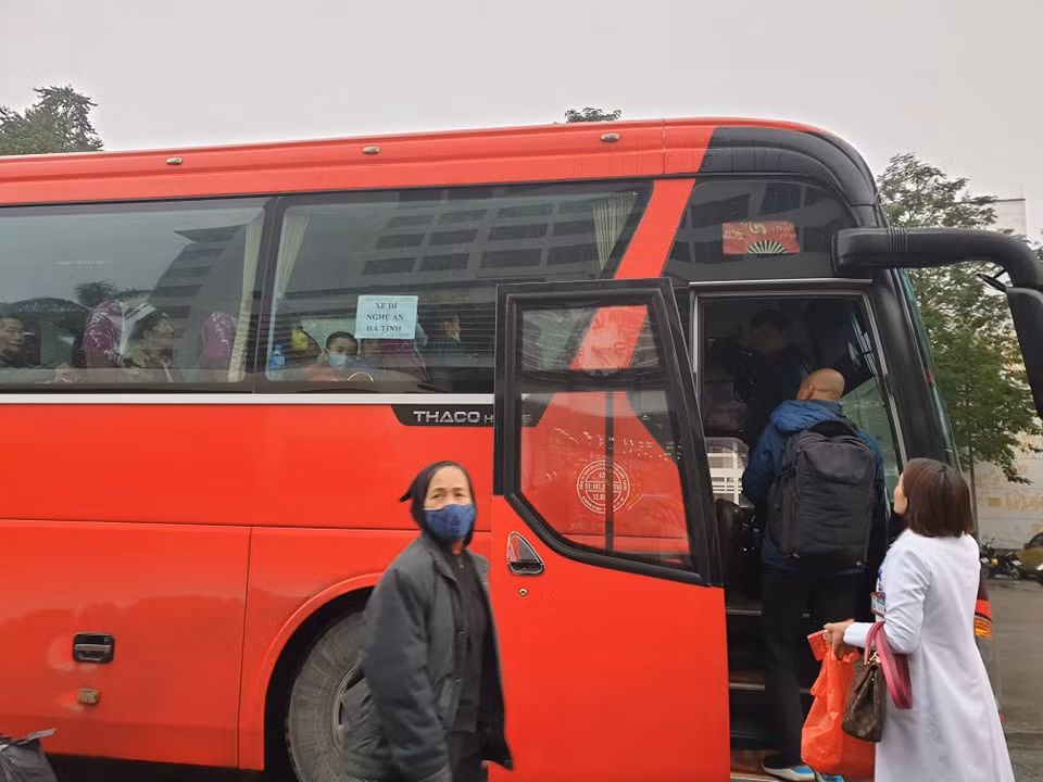  Ngày 18/1, Bệnh viện K phối hợp cùng Quỹ Hỗ trợ bệnh nhân ung thư ngày mai tươi sáng và báo Tuổi trẻ tổ chức chương trình 'Chuyến xe yêu thương' đưa người bệnh đang điều trị tại nhiều bệnh viện về quê đón Tết. (Ảnh: PV/Vietnam+)