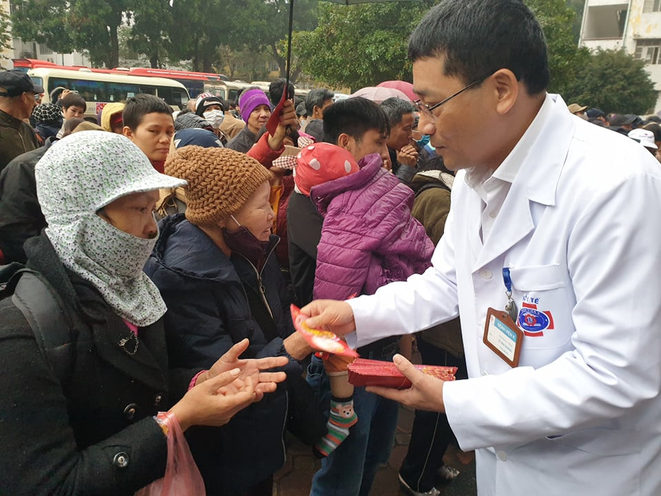 Lì xì cho các bệnh nhân trước khi họ về quê. (Ảnh: PV/Vietnam+)