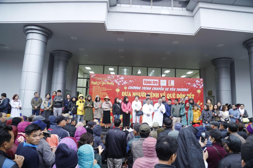  Có 11 chuyến xe đưa gần 400 người bệnh về các tỉnh. (Ảnh: PV/Vietnam+) 