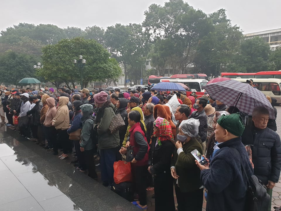  Tại 'bến xe yêu thương' Trường đại học Bách khoa Hà Nội, hàng trăm bệnh nhân của các bệnh viện được đưa tới đây để về quê. (Ảnh: PV/Vietnam+)