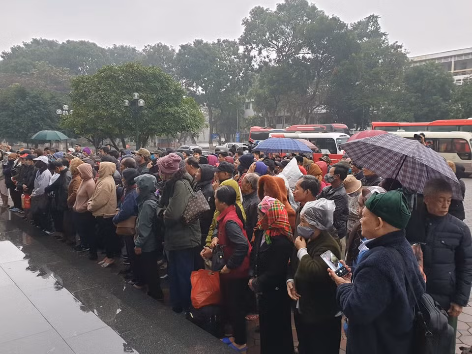  Tại 'bến xe yêu thương' Trường đại học Bách khoa Hà Nội, hàng trăm bệnh nhân của các bệnh viện được đưa tới đây để về quê. (Ảnh: PV/Vietnam+)