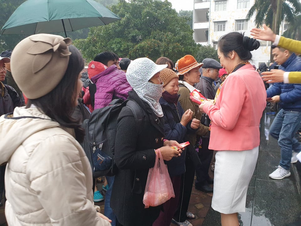  Hàng trăm chiếc lì xì đỏ, cầu chúc may mắn, sức khỏe, bình an đến với mọi người. (Ảnh: PV/Vietnam+)