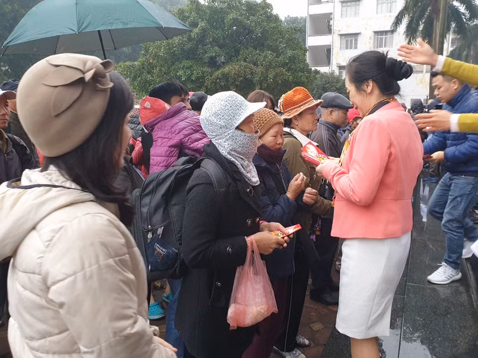  Hàng trăm chiếc lì xì đỏ, cầu chúc may mắn, sức khỏe, bình an đến với mọi người. (Ảnh: PV/Vietnam+)