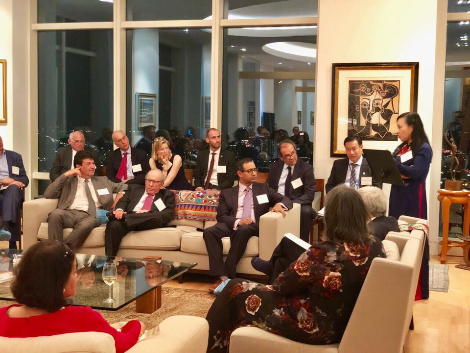 Bộ trưởng Bộ Y tế Nguyễn Thị Kim Tiến trao đổi với chuyên gia của các nước và Đại học Harvard về tăng cường kết hợp công tư trong chăm sóc sức khỏe. (Ảnh: PV/Vietnam+)