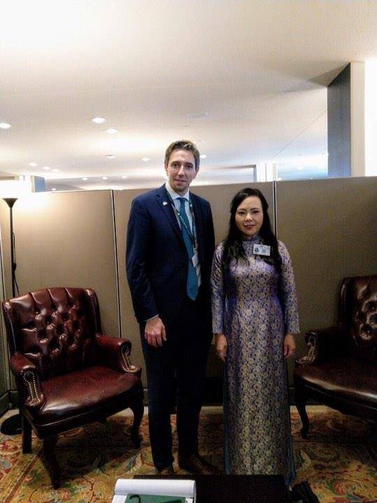 Bộ trưởng Bộ Y tế Nguyễn Thị Kim Tiến gặp song phương với Bộ trưởng Bộ Y tế Ireland. (Ảnh: PV/Vietnam+)