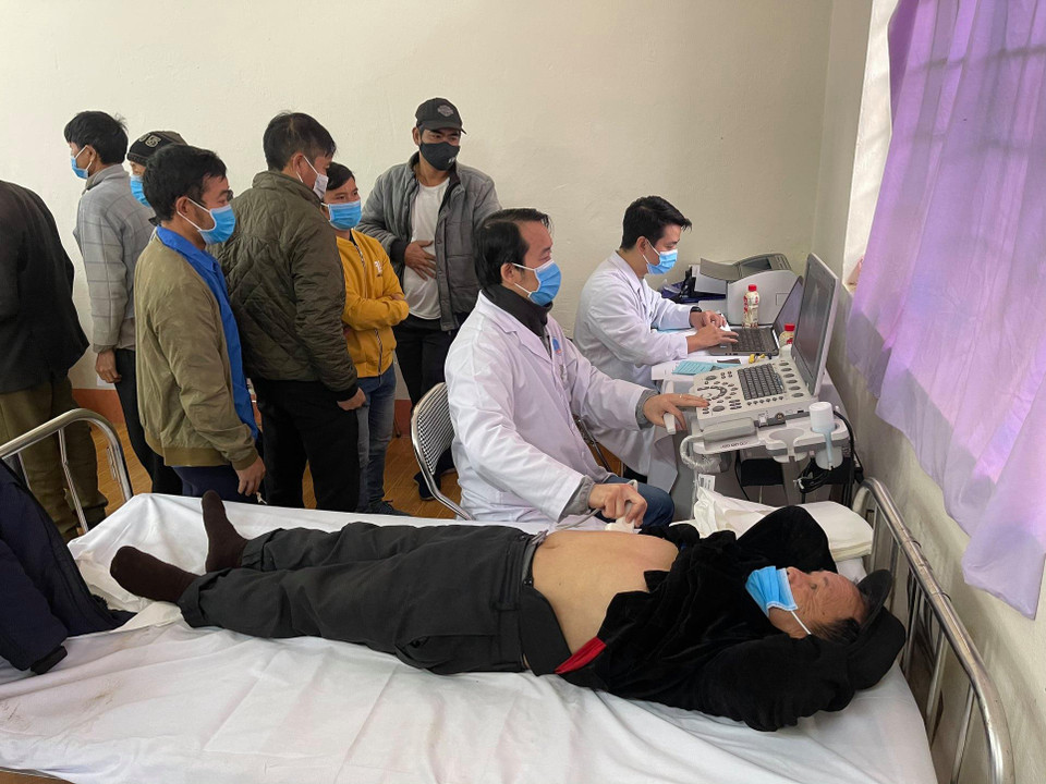 Bác sỹ siêu âm cho người dân. (Ảnh: PV/Vietnam+)